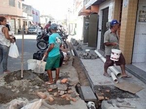 Moradores de Belo Jardim cansam de esperar e fazem obra que seria de responsabilidade da prefeitura