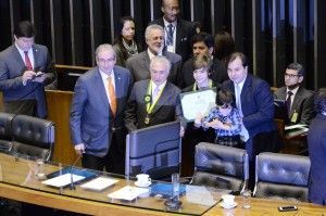 Líder Mendonça Filho entrega medalha de Mérito Legislativo à família de Luiz Felipe Rego de Andrade Maciel