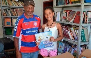 Menina de 12 anos abre biblioteca em povoado da Bahia