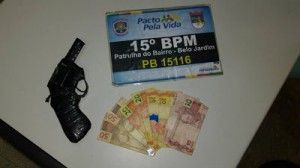 Dinheiro e arma apreendidos com o jovem. Foto: Divulgação/ PM