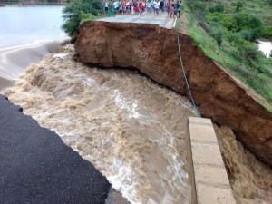 Chuvas fortes derrubam ponte na zona rural de Itapetim, no Sertão