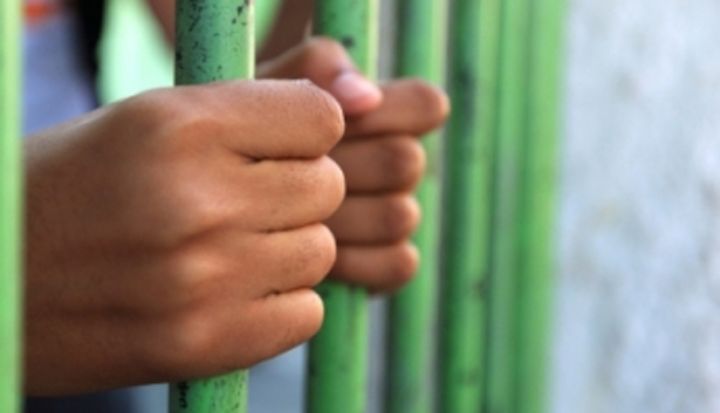 Quatro adolescentes são apreendidos e um jovem preso por tráfico de drogas
