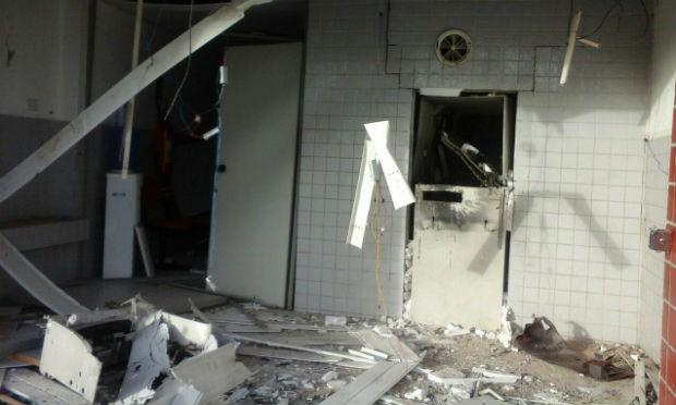 Estabelecimento ficou destruído após a explosão. Bandidos continuam foragidos.  / (Foto: reprodução/Whatsapp).