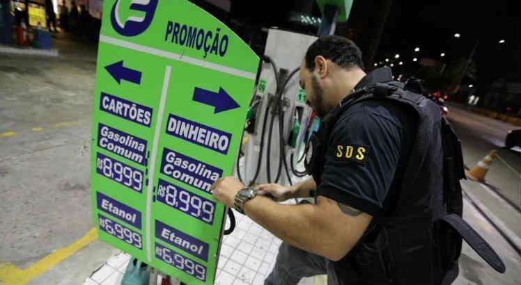 Preço da gasolina chegou a R$ 8,99, no Pina, em Recife. Foto: Luisi Marques / JC Imagem