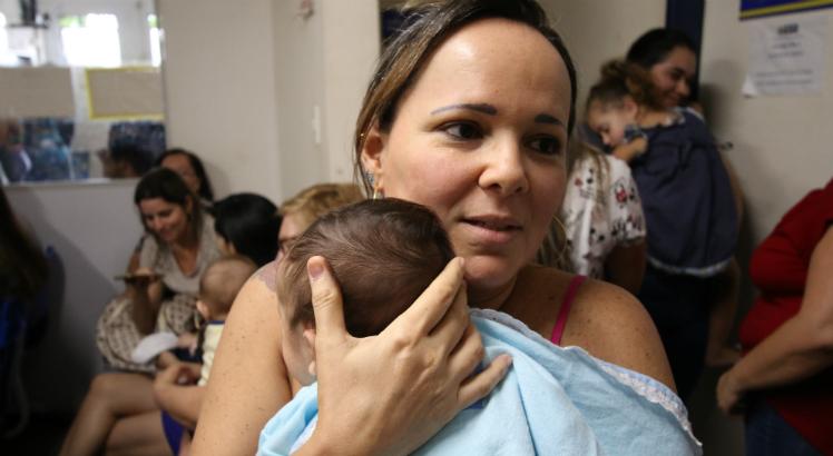 Isis Fragoso tomou todas as vacinas durante a gravidez, mas nem todas as mulheres recebem orientação médica como ela / Foto: Guga Matos/ JC Imagem