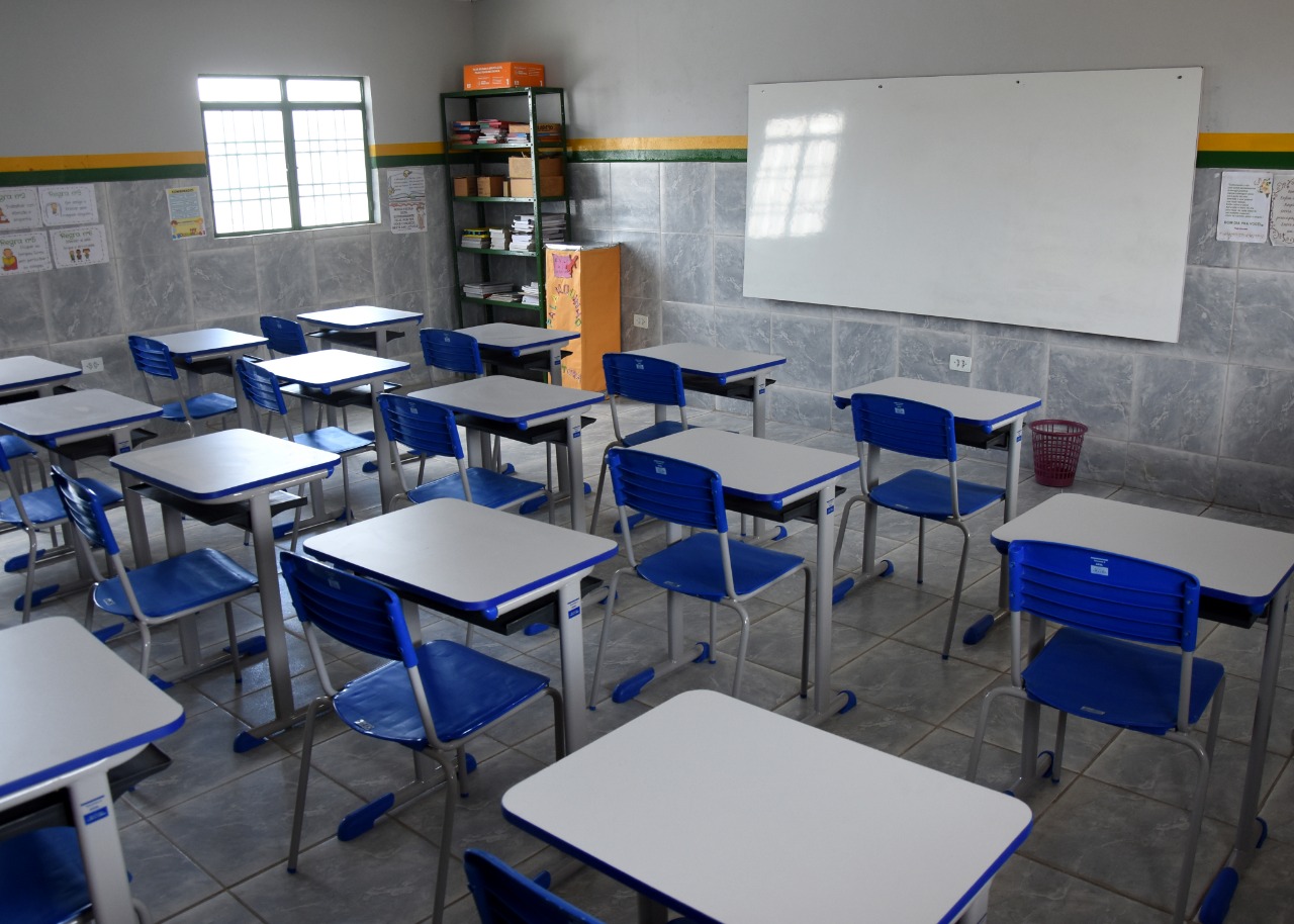 Escolas municipais recebem novos mobiliários em Sanharó