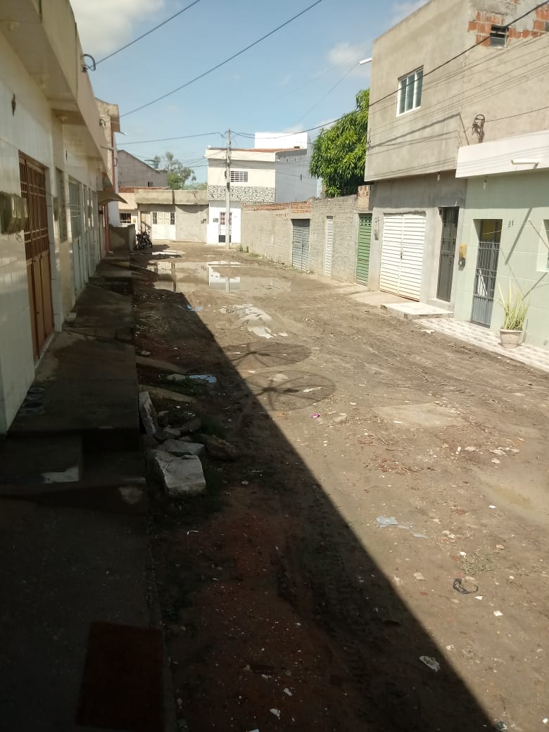 Rua sem calçamento e com lama causa transtorno a moradores do Bom Conselho