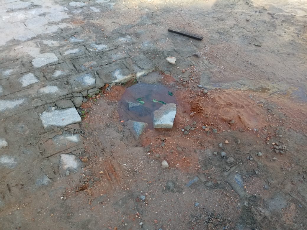 Cano estourado desperdiça água há mais de três meses em Belo Jardim
