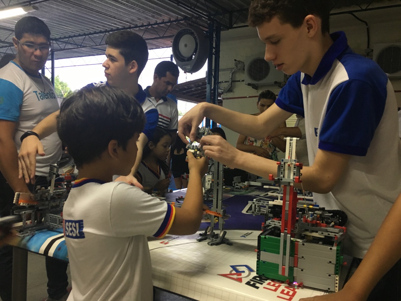 Escola Sesi conta com aula de robótica para estudantes do ensino fundamental