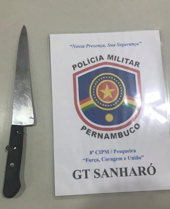Homem é preso ao ameaçar policiais com faca em Sanharó