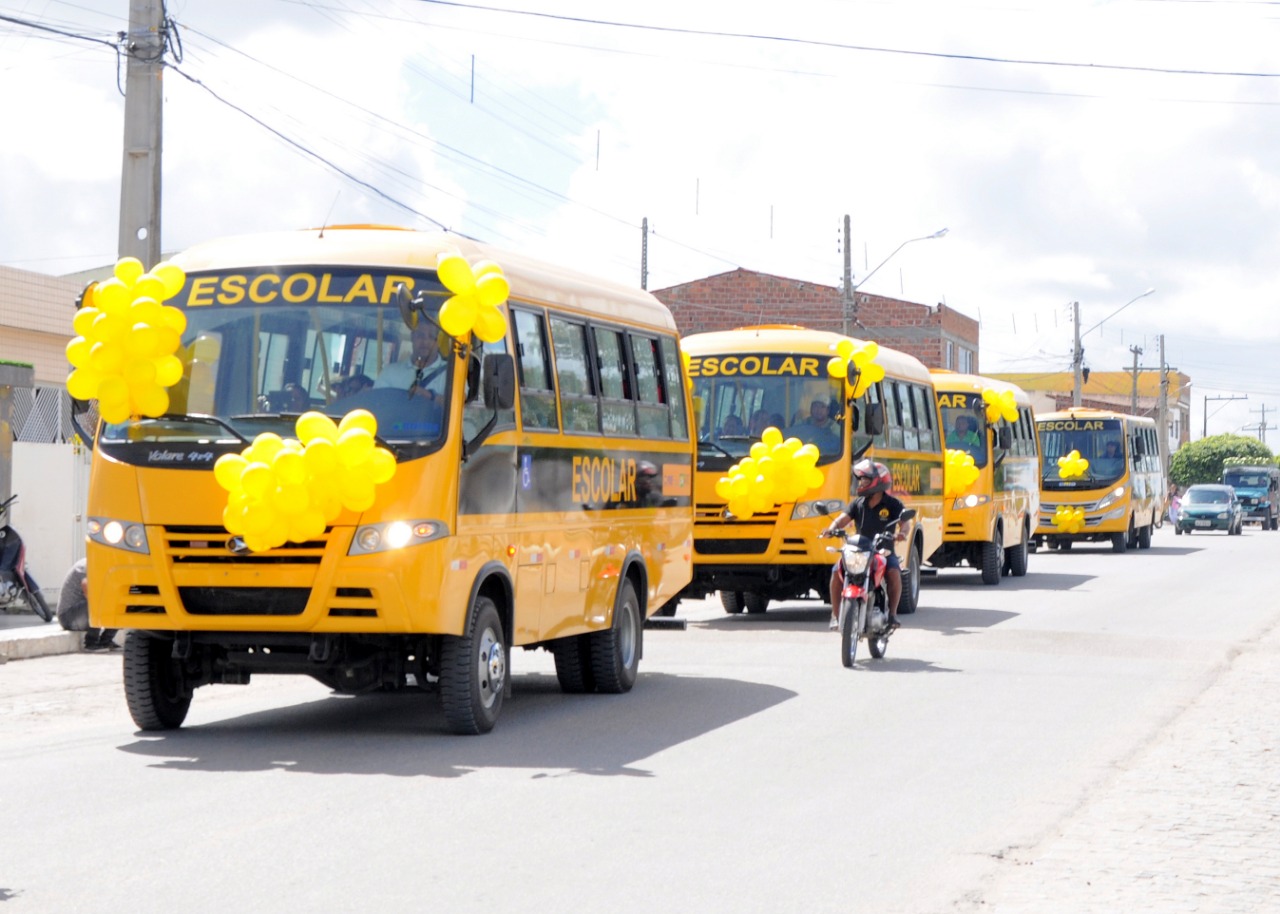 Prefeitura de Sanharó entrega quatro novos ônibus escolares