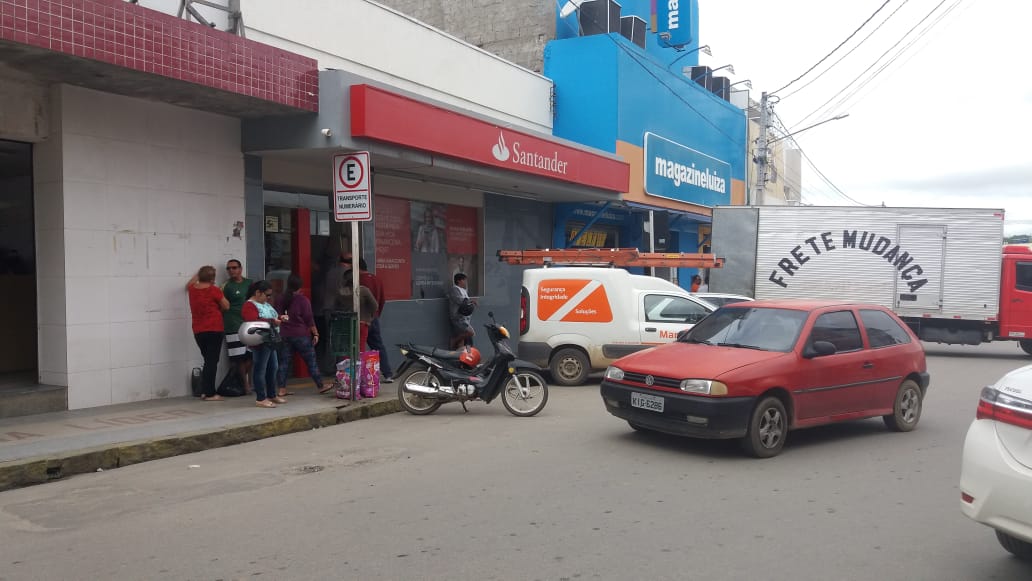 Vândalos quebram porta de banco no centro de Belo Jardim e são detidos pela PM