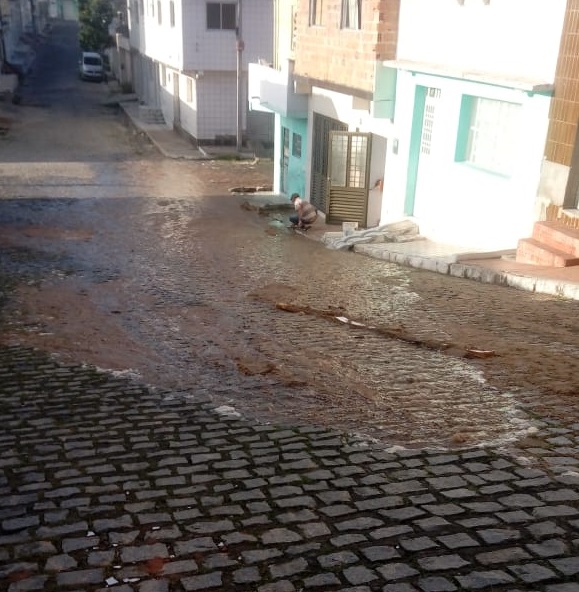Vídeo: Rua esburacada desperdiça água em Belo Jardim