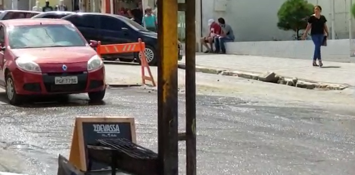 Vídeo: cano estourado desperdiça água em frente prédio da prefeitura de Belo Jardim