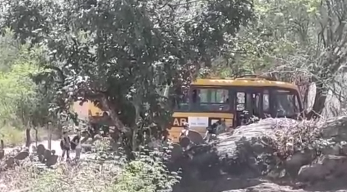 Vídeo: ônibus da rede municipal de Educação de BJ quebra e alunos ficam a pé