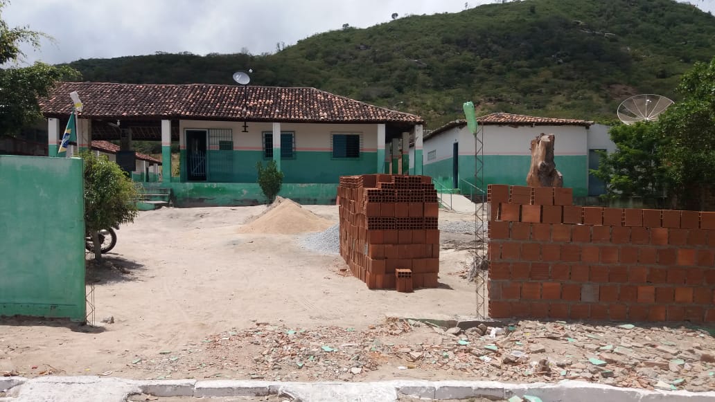 Moradores denunciam abandono de escola, cemitério e esgoto a céu aberto em Xucuru