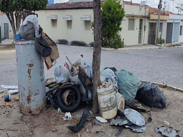 Internauta denuncia ruas esburacadas e acúmulo de lixo na Cohab I