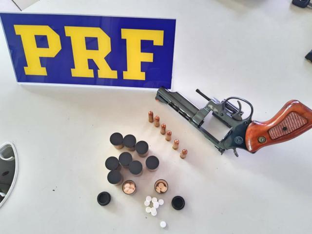 Caminhoneiro é detido com arma e 150 comprimidos de “rebite”  em Caruaru