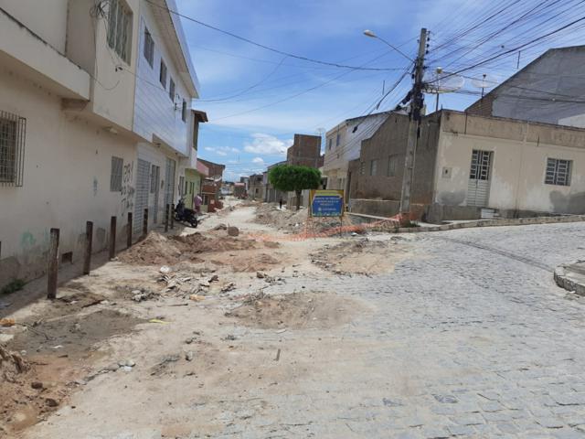 Moradores reclamam do transtorno das obras de saneamento da Ponte Nova