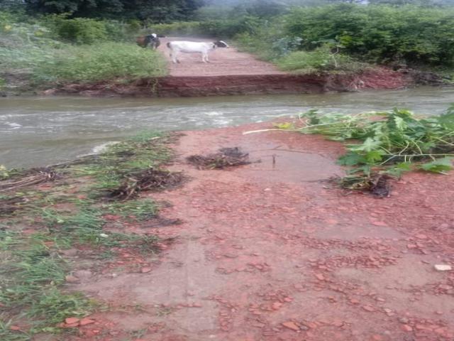 Correnteza destrói passagem molhada em Tacaimbó