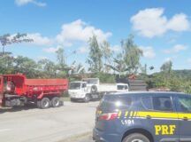 Fiscalização recolhe 21 veículos de carga irregulares na BR 232