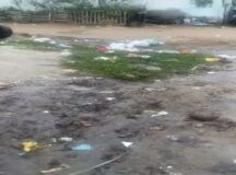 Rua tomada por lixo e lama é queixa de moradora do Santo Antonio
