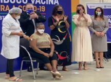 Técnica de enfermagem recebeu a primeira dose da CoronaVac em Pernambuco