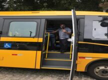 Mendonça Filho entrega ônibus 0km para a frota escolar da rede municipal de Belo Jardim
