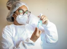 Vacinação para público de 65 a 69 anos e segunda dose para 70+ e profissionais de saúde retomadas nesta segunda-feira (5)