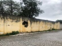 Casa abandonada serve de abrigo para assaltantes e ponto de drogas no bairro Ayrton Maciel em Belo Jardim