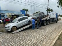 Carros sucateados em frente a Delegacia de Polícia Civil de Belo Jardim são realocados para terreno municipal após parceria com Prefeitura