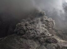 Vulcão capaz de gerar tsunami no Brasil entra em alerta amarelo de erupção