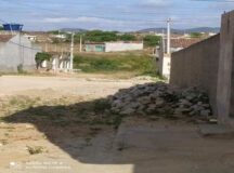 Calçamento danificado na rua Cássia Jane Amorim, no Viana & Moura da BR, prejudica moradores