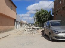 Moradores pedem liberação de rua após obras de recuperação de calçamento no bairro Viana & Moura da BR