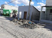 Descarte irregular de metralha incomoda moradores da rua Silvestre Pacheco Lins em Belo Jardim