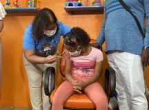 Primeira criança vacinada contra a Covid-19 em Pernambuco é menina com síndrome de Down | Foto: Pedro Alves/g1