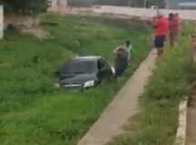 Carro cai em canal do Rio Bitury após motorista perder o controle