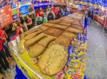 Pé de moleque gigante é uma das mais tradicionais comidas gigantes de Caruaru — Foto: Divulgação