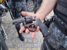 Arma utilizada no crime foi apreendida pelos policiais militares, em Caruaru — Foto: Caruaru no Face/Divulgação