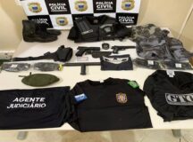 Foram encontradas vestimentas semelhantes as usadas por forças policiais na casa do suspeito — Foto: Divulgação/Poícia Civil