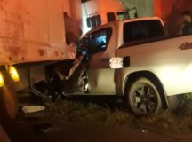 Colisão entre caminhonete e carreta deixa homem morto, em Belo Jardim — Foto: WhatsApp/Reprodução
