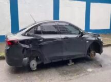 Carro ficou sem as quatro rodas em Boa Viagem, no Recife — Foto: Reprodução/WhatsApp