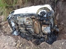 Carro queimado foi achado com corpos carbonizados dentro, em Nazaré da Mata, em Pernambuco — Foto: Reprodução/WhatsApp
