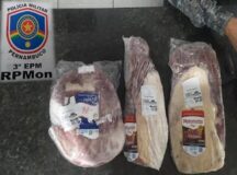 Peças de carne avaliadas em mais de R$ 400 foram furtadas, em Caruaru — Foto: Polícia Militar/Divulgação