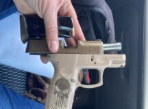 Pistola 9mm foi apreendida com foragido da justiça, em Gravatá — Foto: Polícia Federal/Divulgação