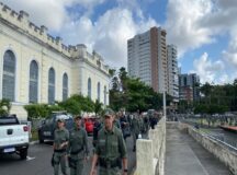 Policiais militares embarcam no Quartel do Derby, nesta sexta-feira (30), para reforçar segurança no interior de Pernambuco — Foto: Vítor Oliveira/g1