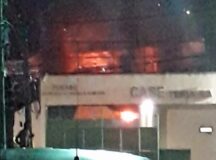 Fogo registrado no Case de Timbaúba, na noite de quinta-feira (20), durante motim — Foto: Reprodução/WhatsApp