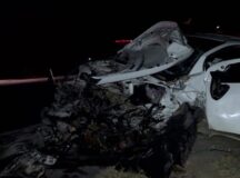 Carro após acidente na PE-90 — Foto: Blog Polo+/Reprodução