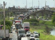 Engarrafamento na BR-101, no Curado, na Zona Oeste do Recife — Foto: Reprodução/TV Globo