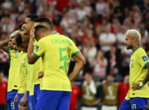 Brasileiros lamentam os pênaltis perdidos por Rodrygo e Marquinhos - Jewel Samad/AFP